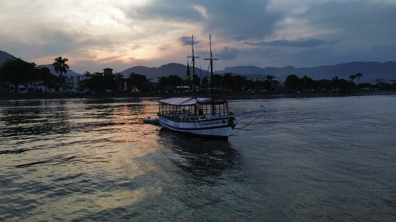 Vista panorâmica da escuna